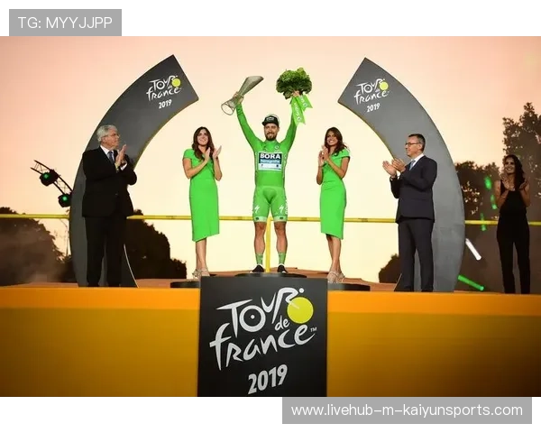 球员再添冠军奖杯🏆荣耀加身